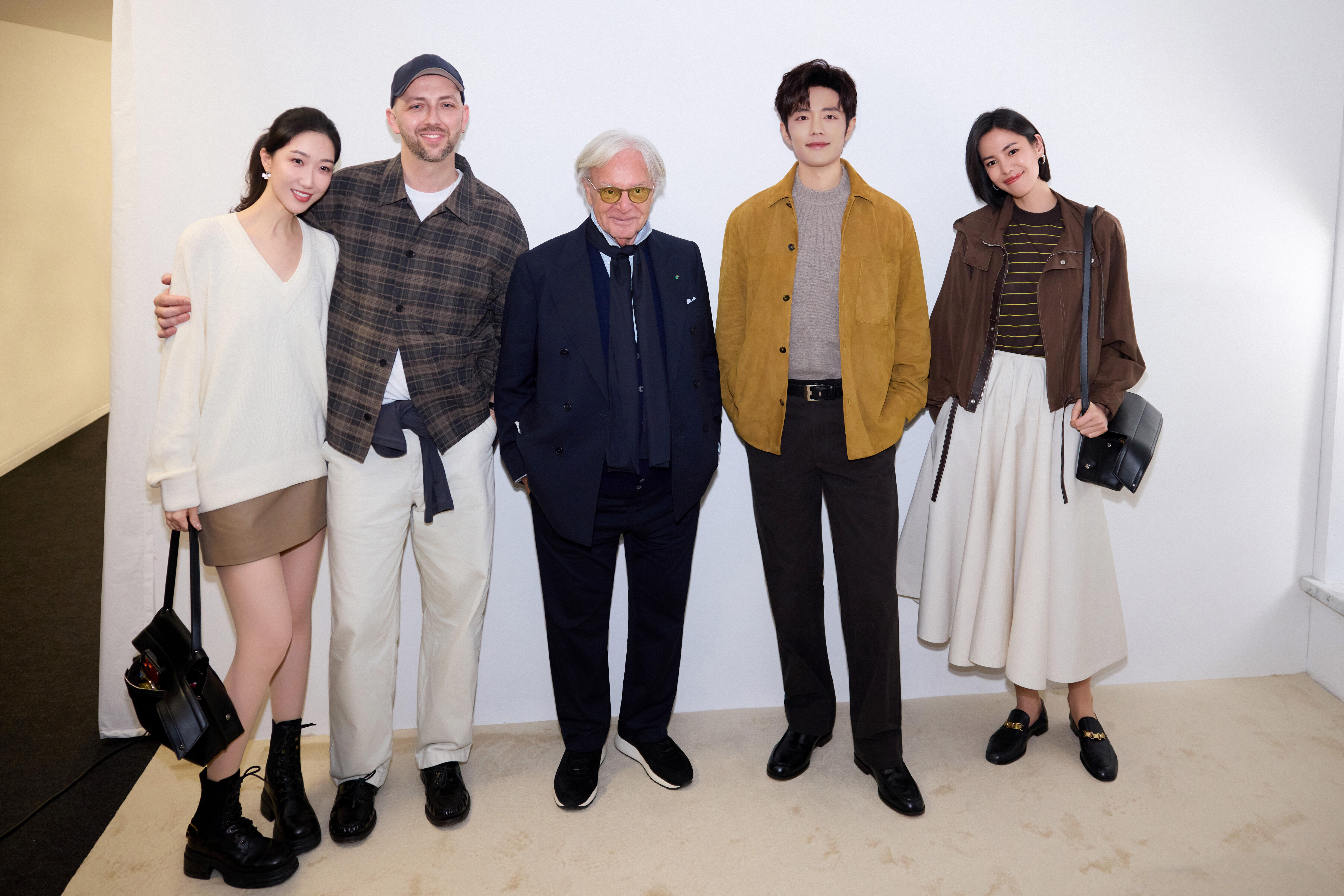 捡到一张Tod’s 大秀后台合照 