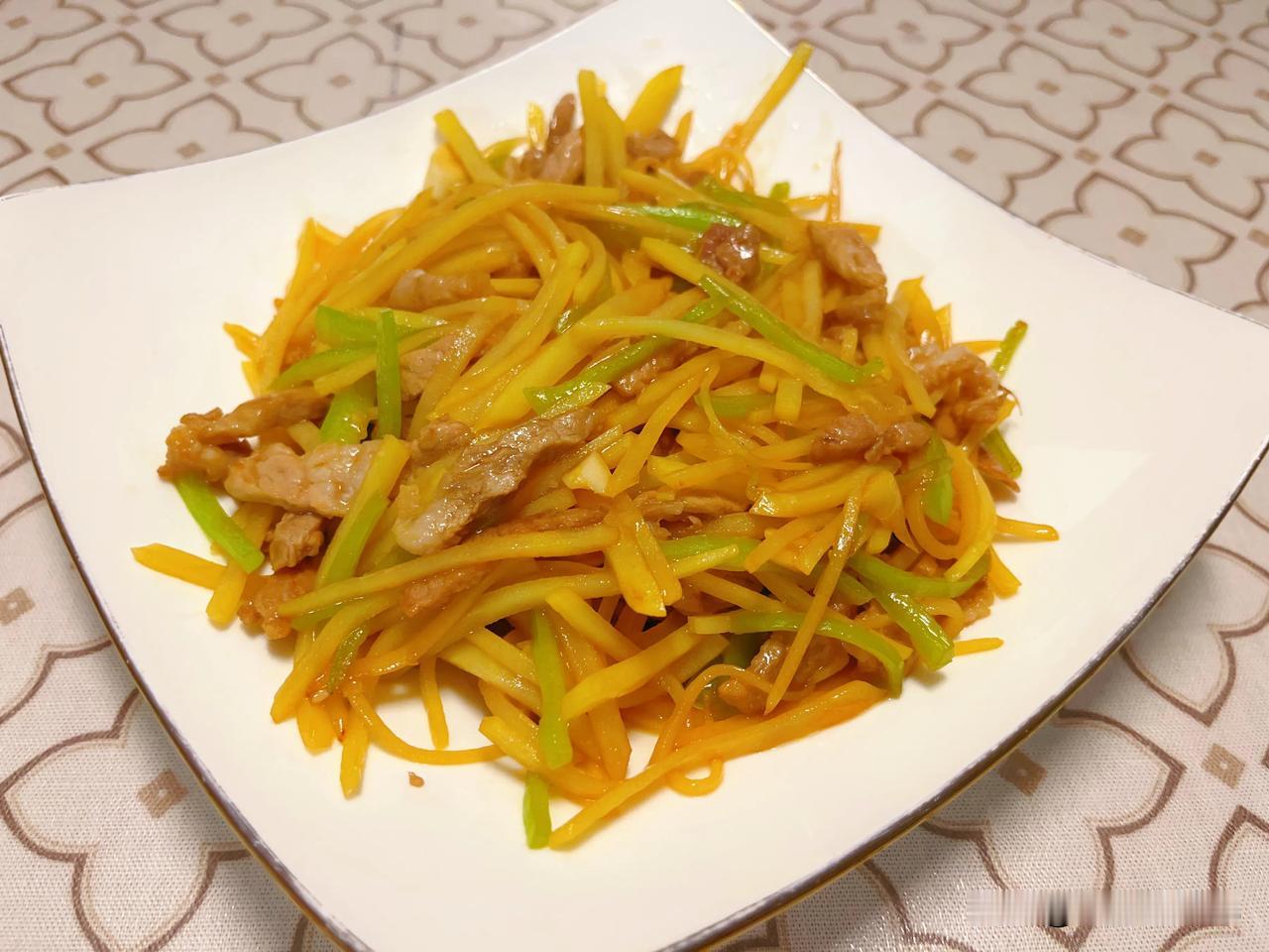 晚上炒了个梅花肉青椒土豆丝，黄瓜炒鸡蛋

这俩菜别看不起眼，只要炒好了，味道挺不