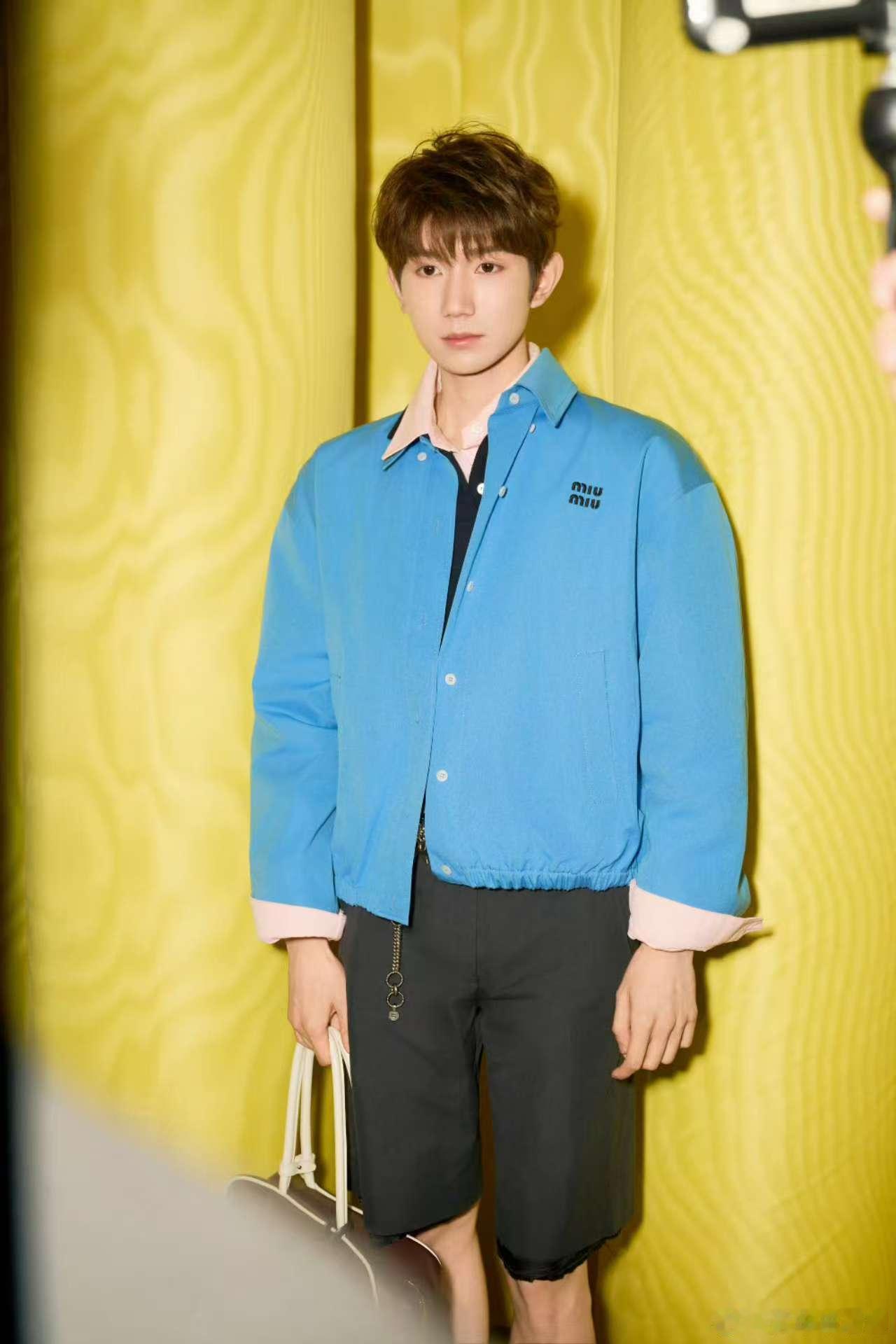 晚宴上的王源王源官图时装周 ​​​