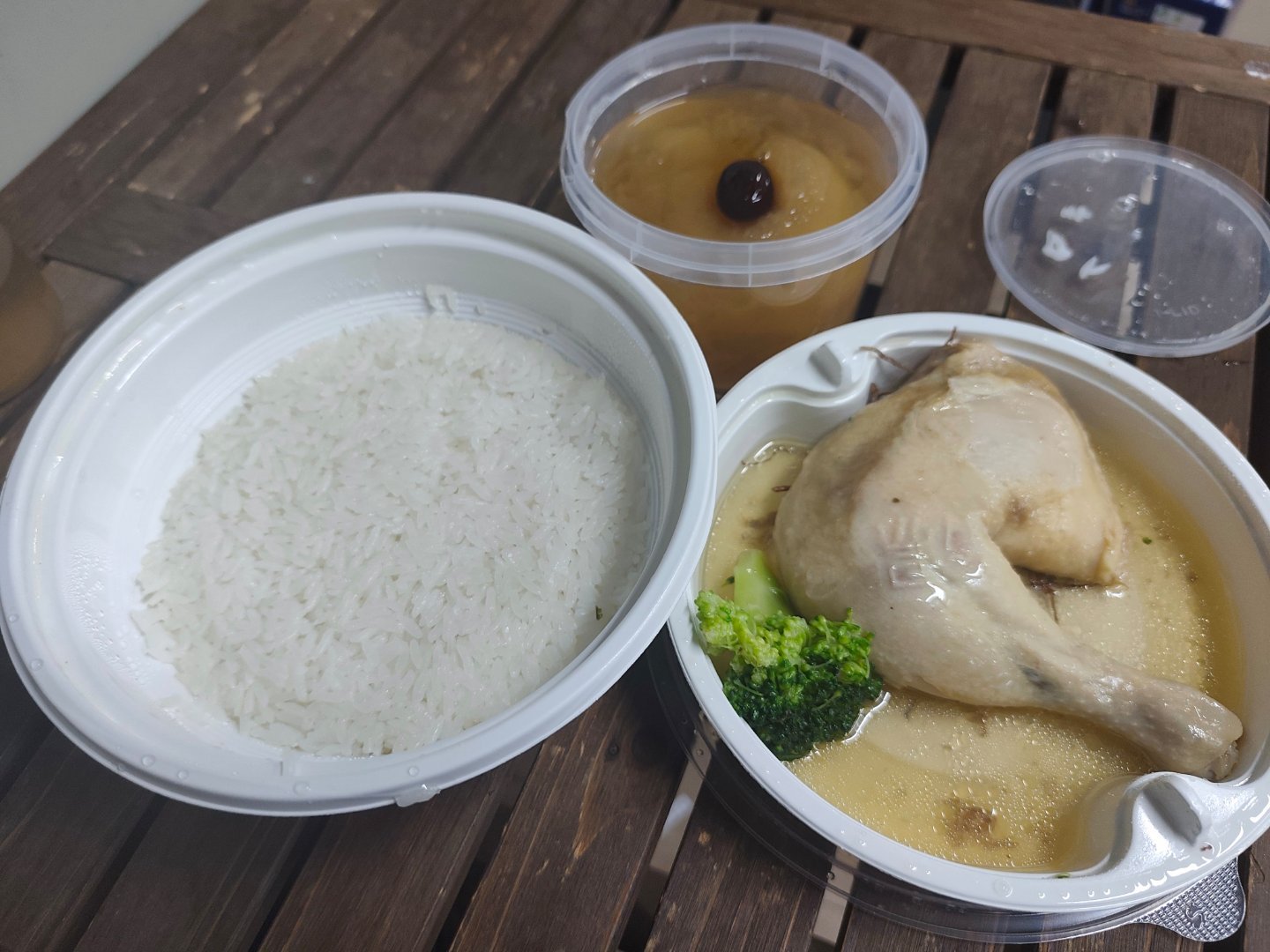 加班晚餐及绿豆汤，糖水我丢到冰箱了，明天加班再喝。 ​​​