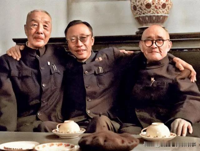 辛亥革命的第一枪是谁开的历史上有两种说法。一种是孙中山总理说的，开枪发难的是熊秉