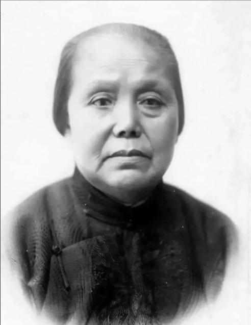 [微风]1915年，孙中山向发妻卢慕贞提出离婚，48岁的卢慕贞不哭不闹，只回复了