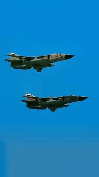 这哪是打仗啊，这是拿命换威慑力，伊朗空军2架苏24战斗轰炸机，对卡塔尔美军基地发