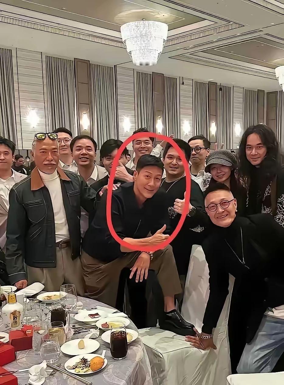 这张合影里他稳稳站在C位🔥，气场格外突出。[震惊][震惊][震惊]
有人疑惑他