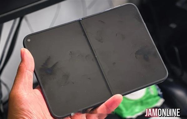 iPhoneUltra黑色机模这个折痕是认真的吗？苹果这个阔折叠应该会比较有意思