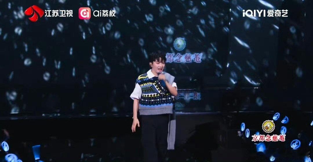 周深《雨季又来临》直拍太绝！轻缓旋律如细雨，清透唱腔织就梦境，心事都被唱得温柔缱