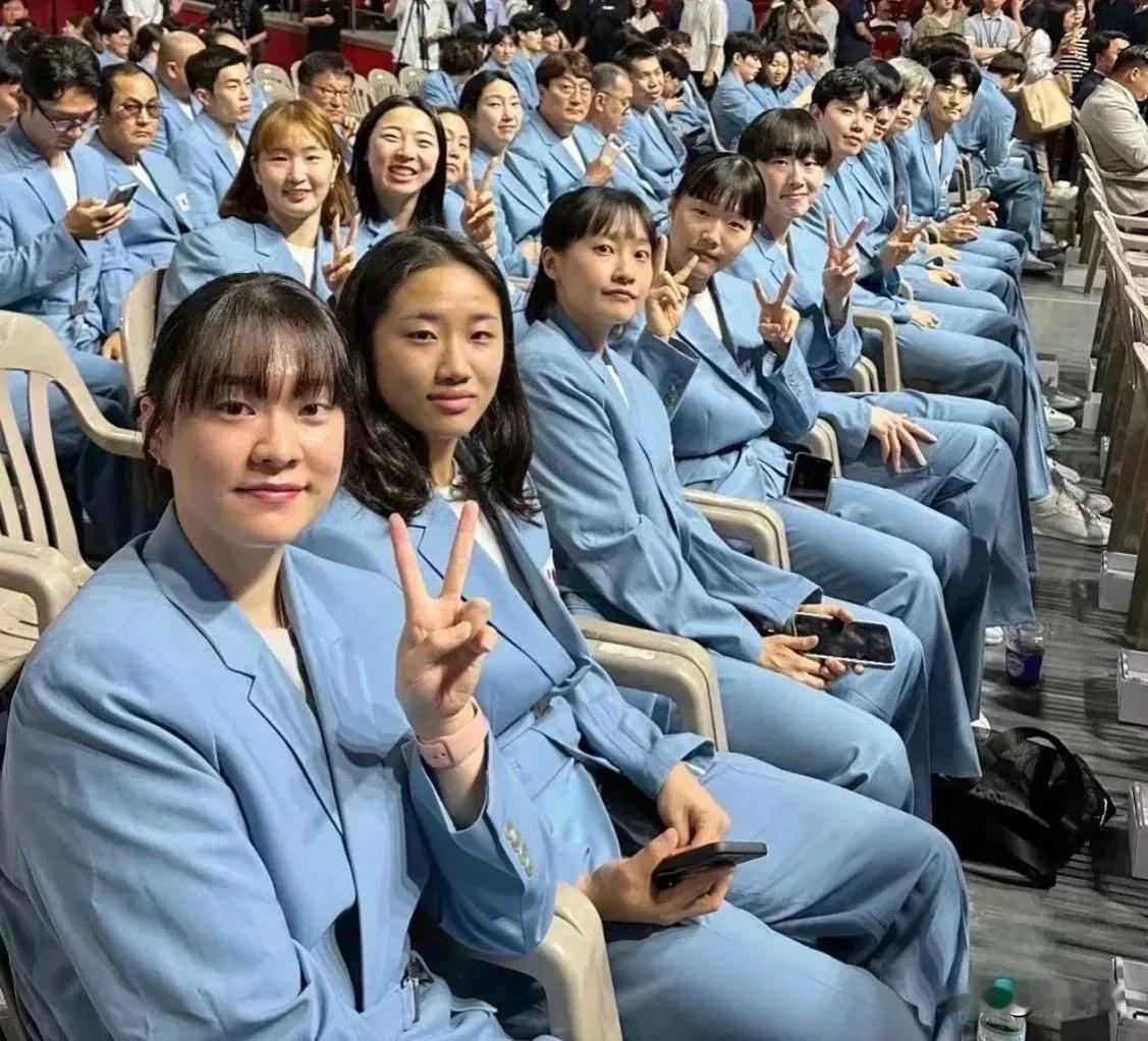 这是谁设计的！韩国，参加巴黎奥运会的队服。这可是要去时尚之都参会，设计成这样，像