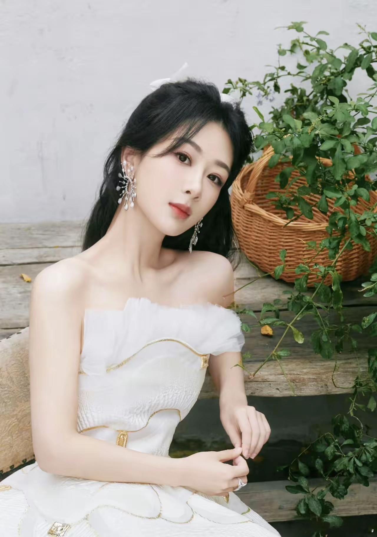 杨紫发博不是因为不喜欢李现才强调工业糖精的，而是因为​1.杨紫怕被黑，总有人说她