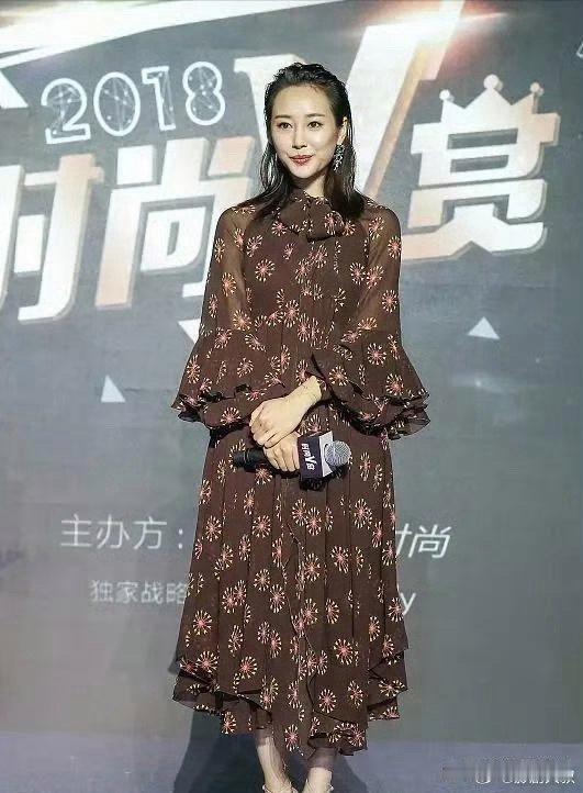 李纯的穿搭风格独特，让人眼前一亮 