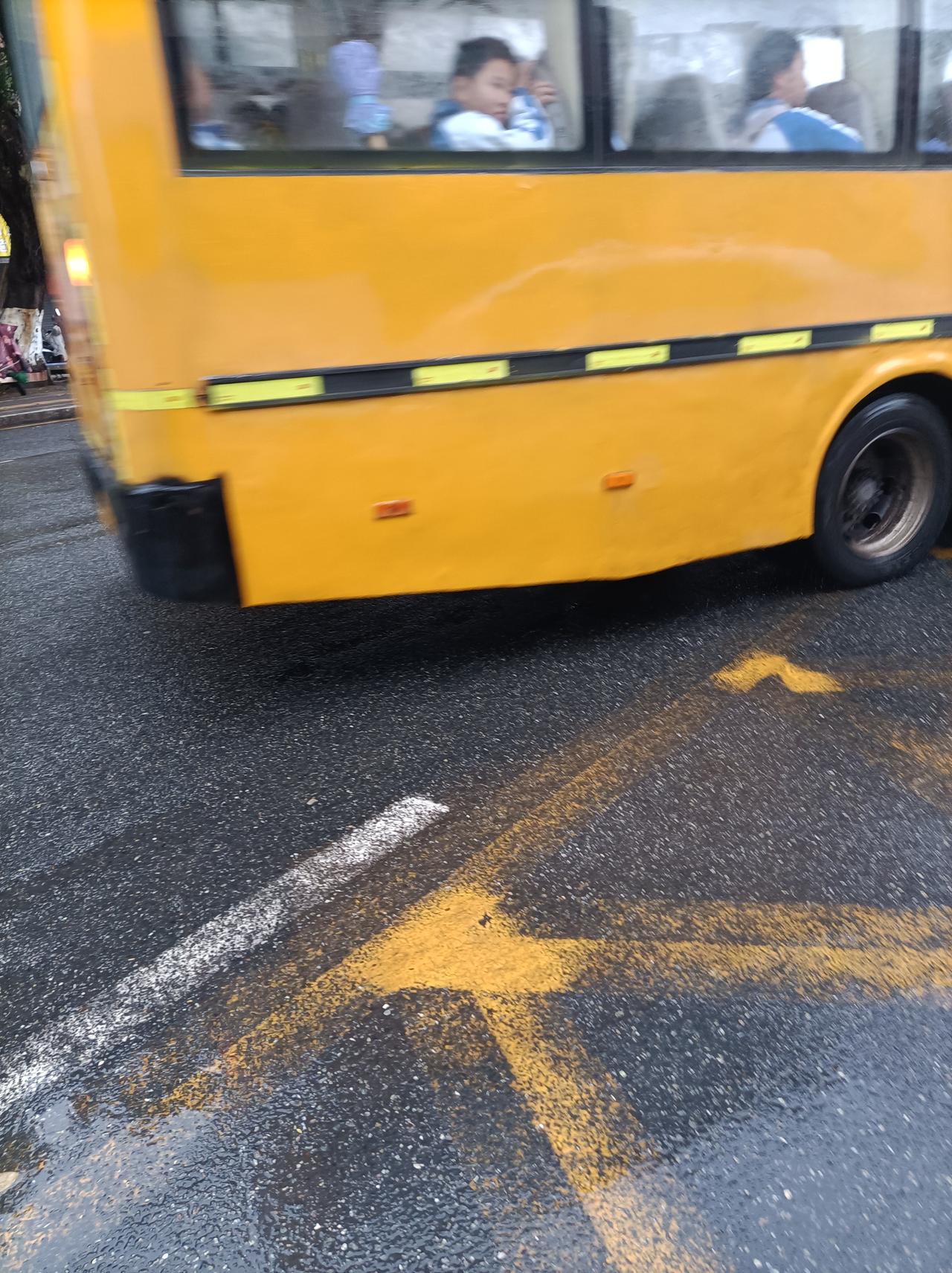 集卡领红包年过完了，路上的车辆和行人也多起来了，特别是校车，在车流中特别显眼！