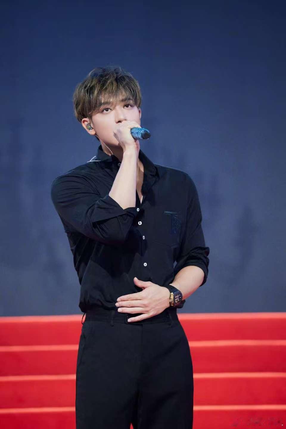 黄子韬怕鸡黄誉博怕蚯蚓 这两个人的恐惧症也太可爱了吧！黄子韬看到鸡就跑，黄誉博看