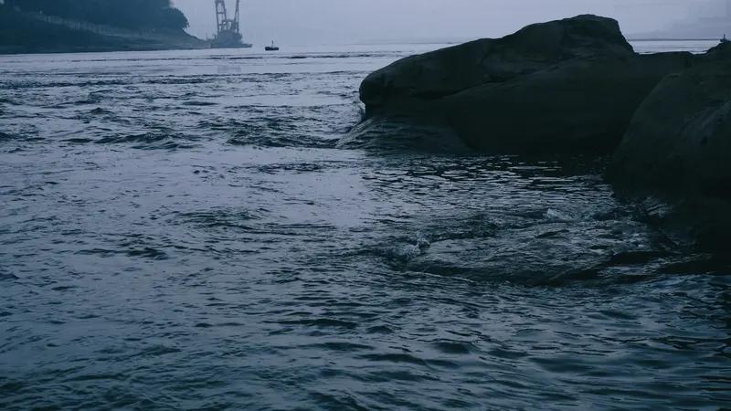 江河远流
 
万里沧波赴海涯，千山叠翠映流霞。
奔雷浪卷三秋雪，逝水帆浮两岸沙。