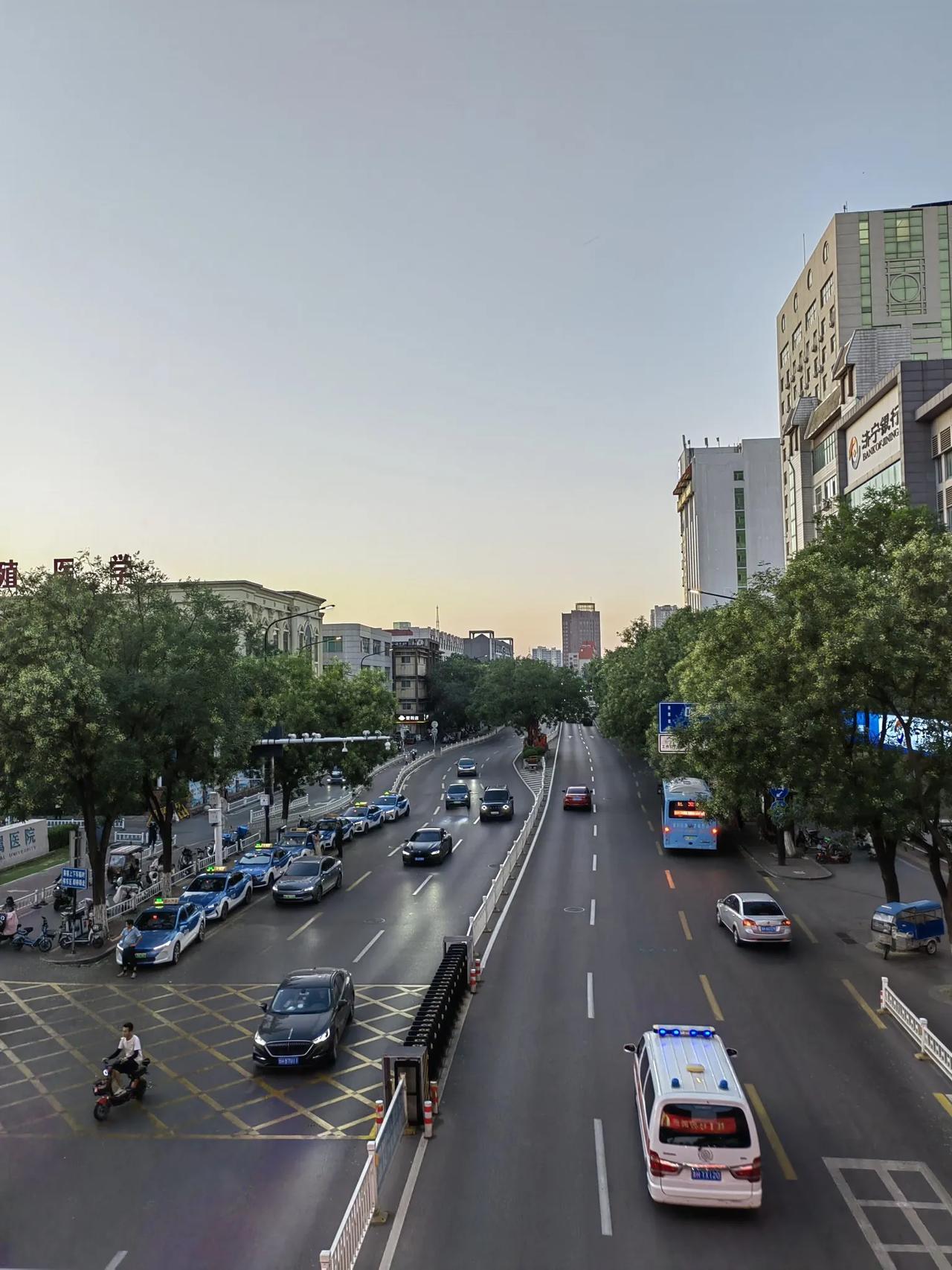 暴雨中步行和驾车时如何保证自身安全？
暴雨中步行和驾车时，需针对不同场景采取针对