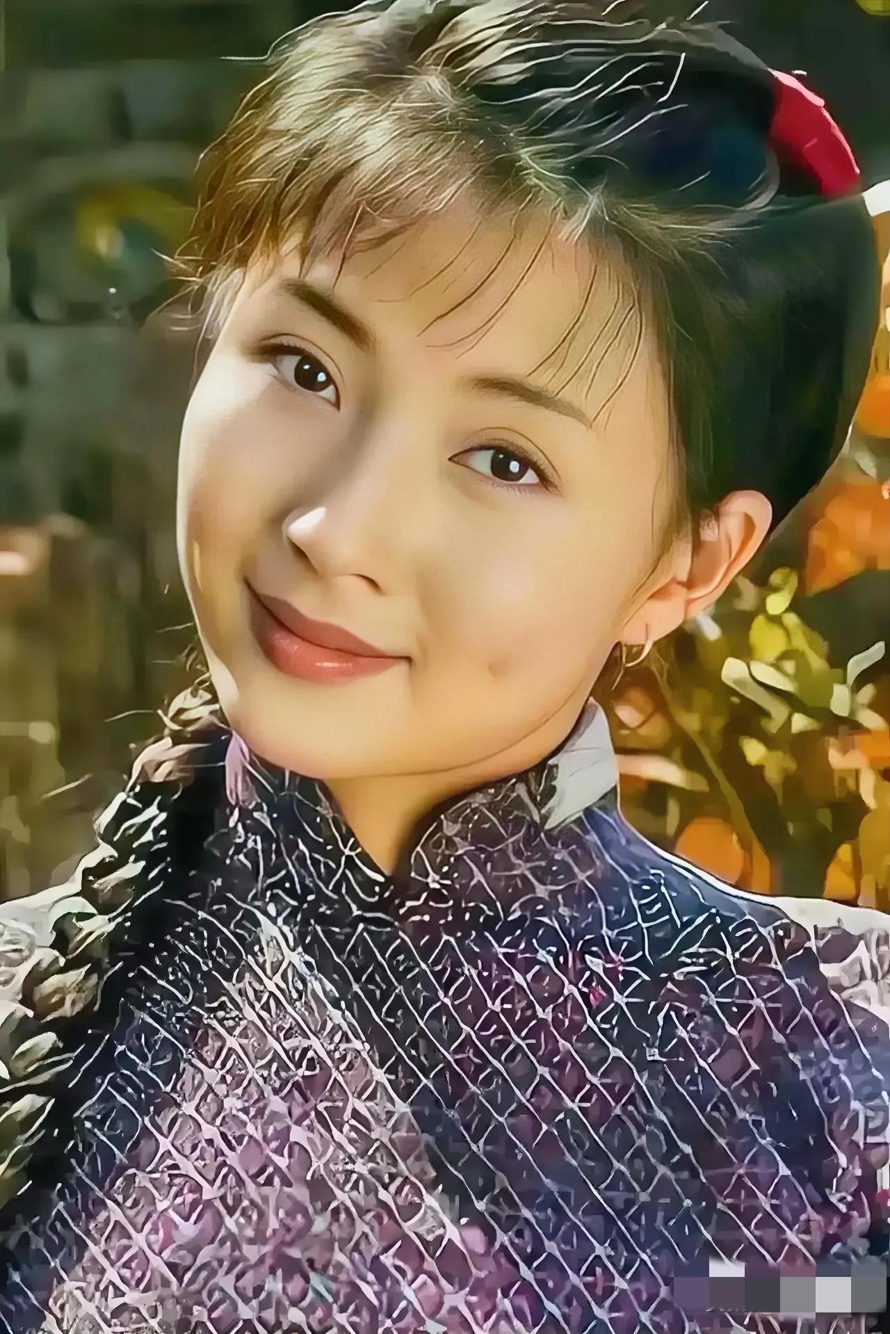 妈呀，这个俊俏的“小媳妇”是谁呢？看着也太面熟了吧！

一条长长的麻花辫，五官精