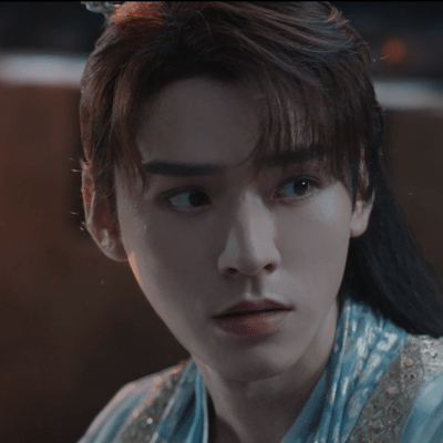 #东方月初深夜emo演我#他一个人坐在城墙上看夕阳，那孤独的背影让人忍不住想要落