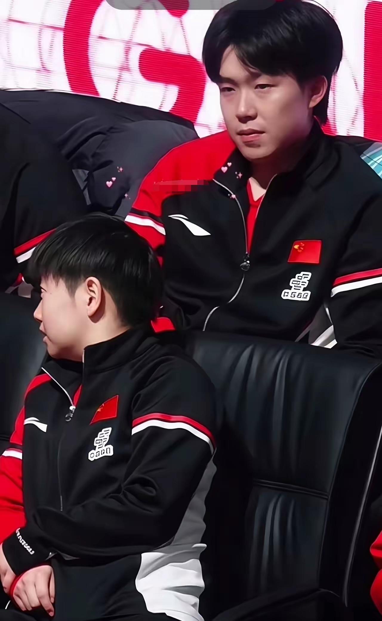 莎宝笑得像太阳。
那嘴角上扬，不是演的，是舒服的证据。
八年了。
很多人以为狗只