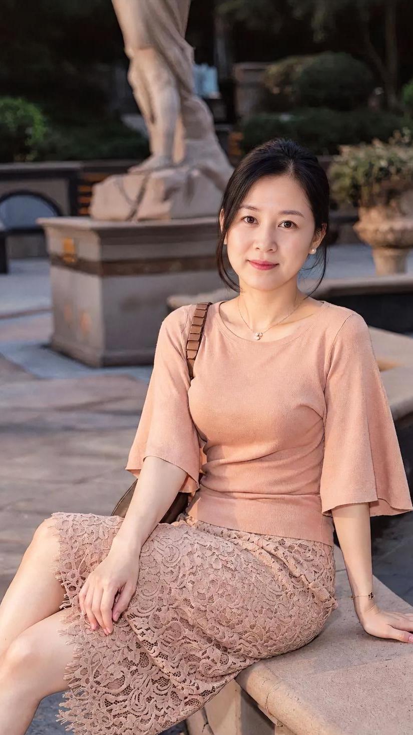 《<暖杏色的庭院时光>》

暖杏色针织，轻抚微风，

蕾丝半裙，绣满温柔的纹理。
