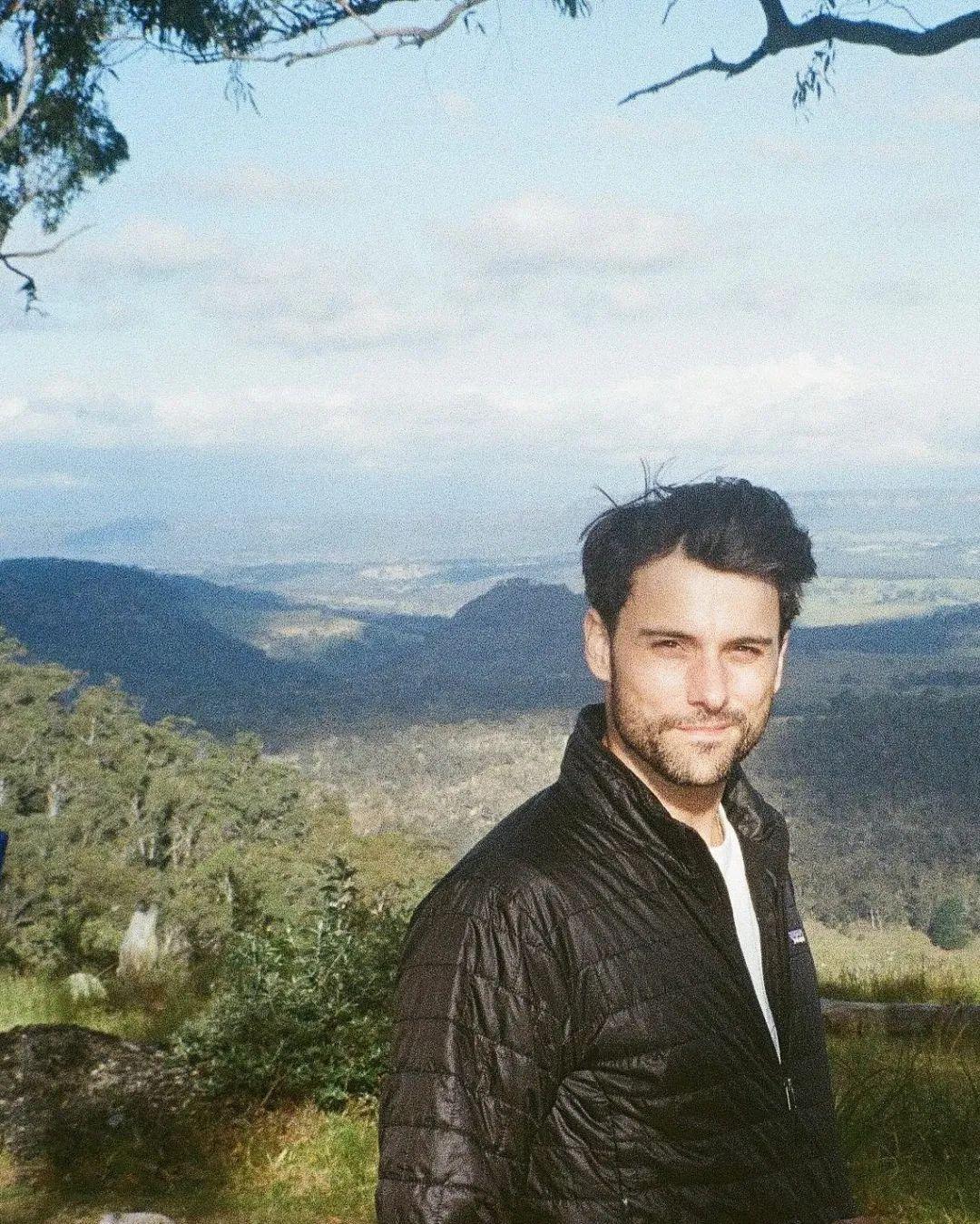 今年36岁的美国男演员 Jack Falahee（杰克·法洛希）最近发文感慨人生