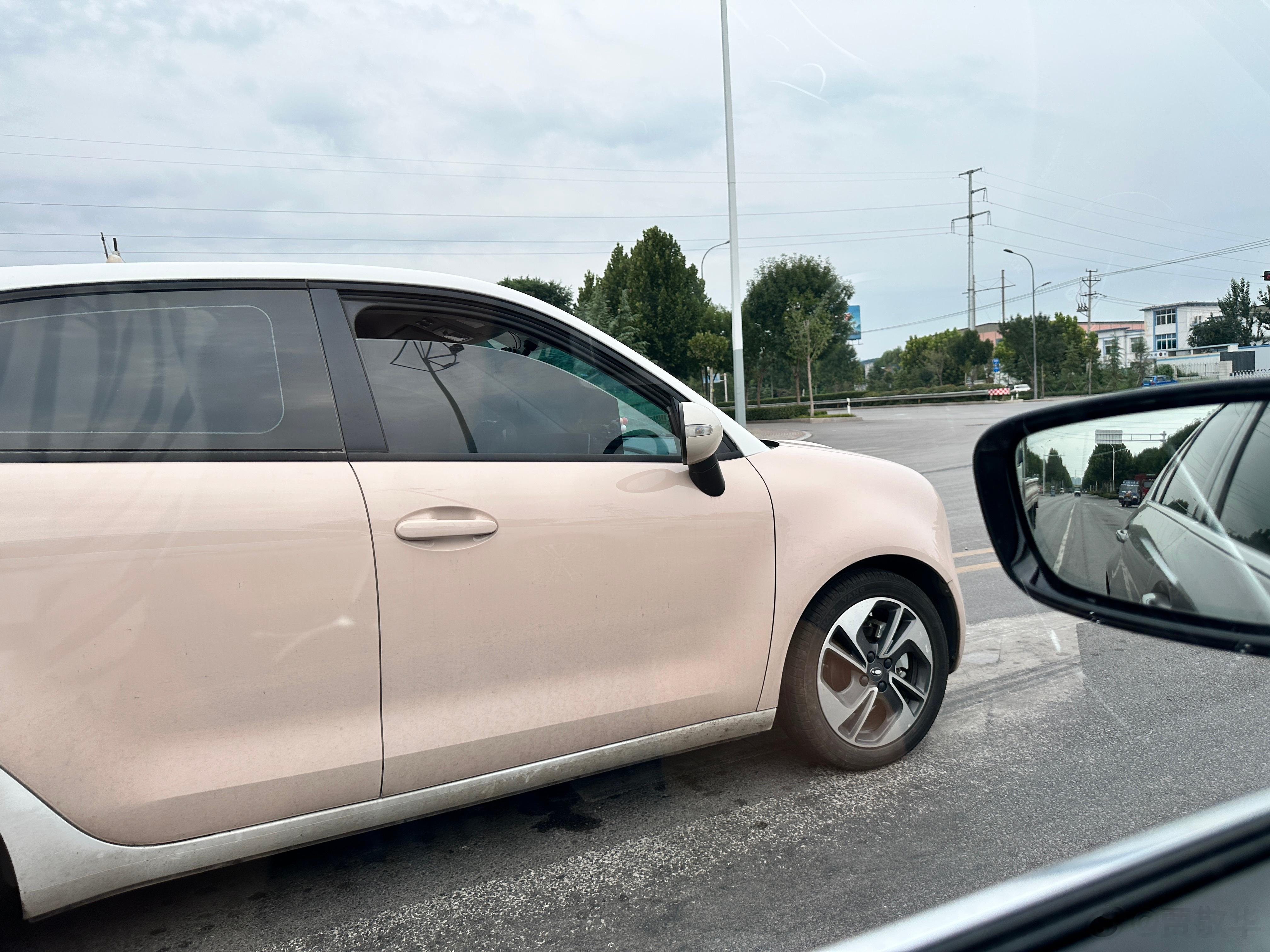 路上经常看到很多司机开车车窗在狂奔，速度至少90km/h以上。我想知道，他们开空