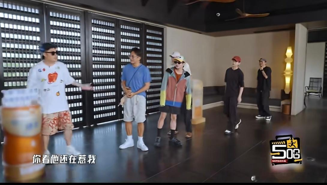 五哈为鹿晗排练生日舞蹈哈哈哈哈哈从节目相伴到私下交心，五哈团的兄弟情永远真诚又滚