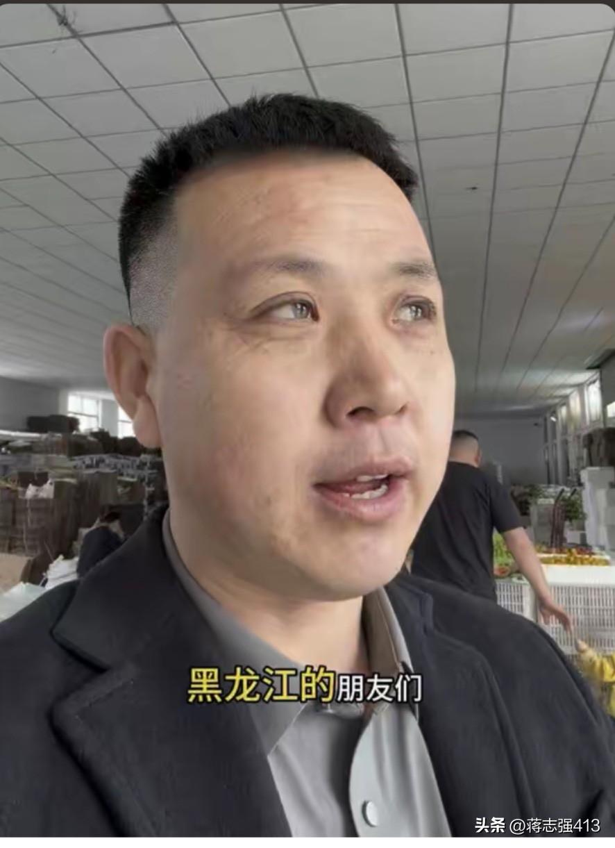 林区小明直播带货完事后又去仓库看产品质量，粉丝们都感叹别看林区小明三年婚姻什么也