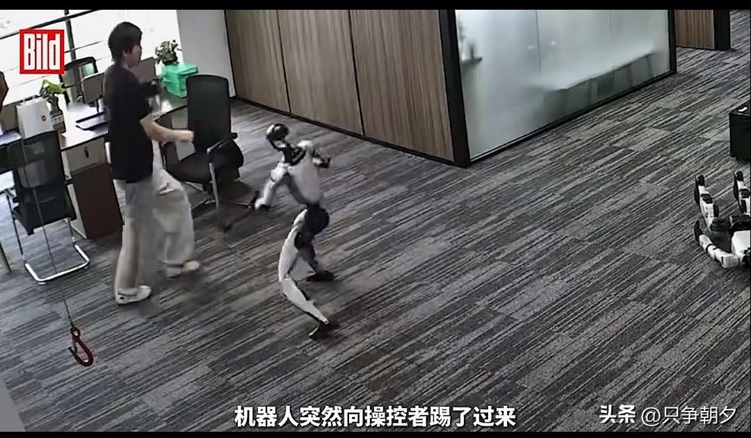 浙江绍兴研开发人员在给机器人调试武术动作时，机器人突然起脚，一脚踢飞研发人员手中