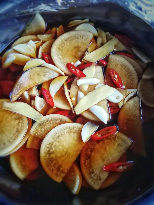 为什么饭店的腌萝卜特别好吃呢?饭店腌萝卜好吃，关键是糖、醋、盐比例调得准，还会加