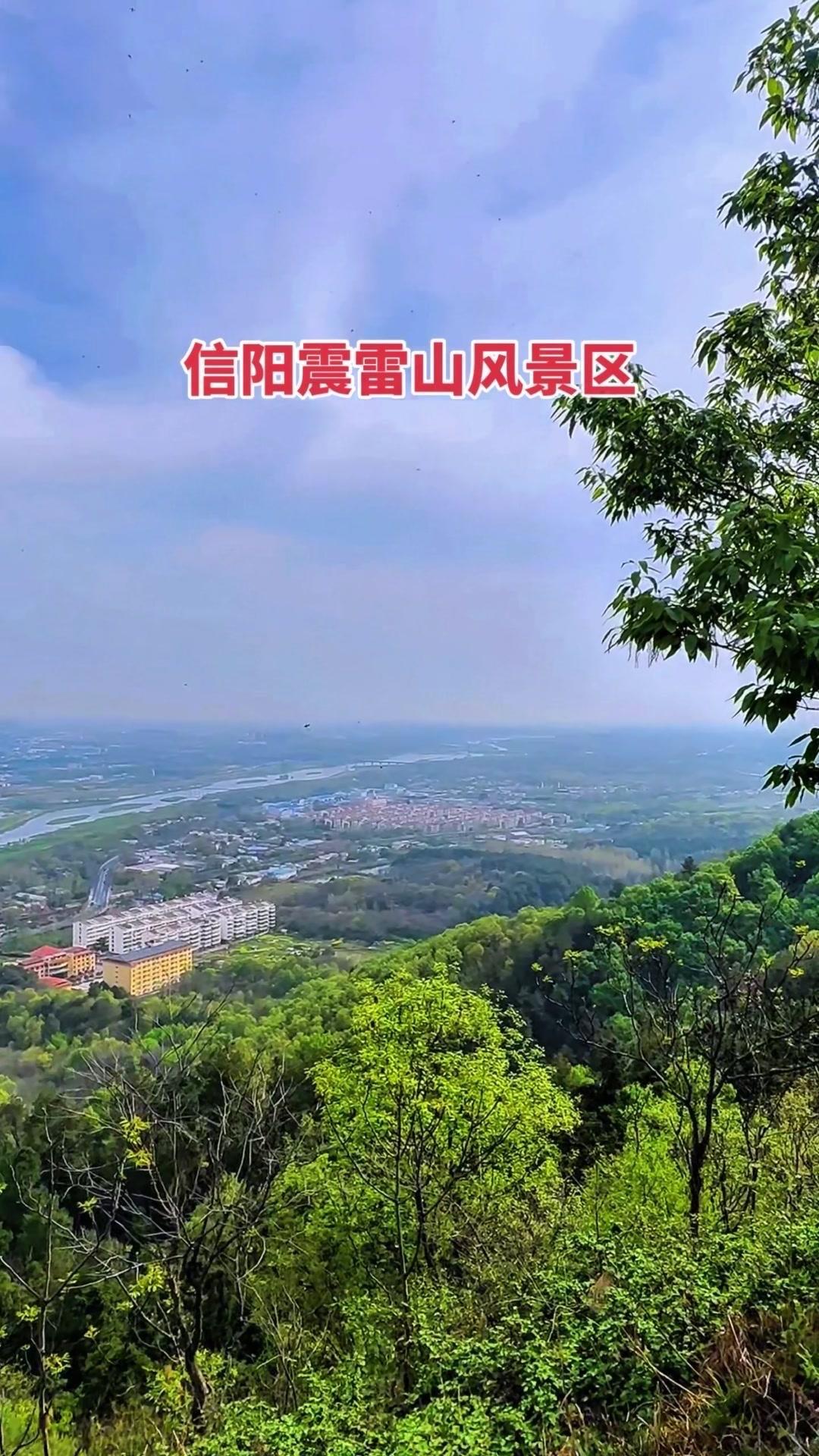 走在震雷山的石阶上，每一阶都藏着心动~拾级而上时，山风拂过耳畔，连呼吸都带着草木