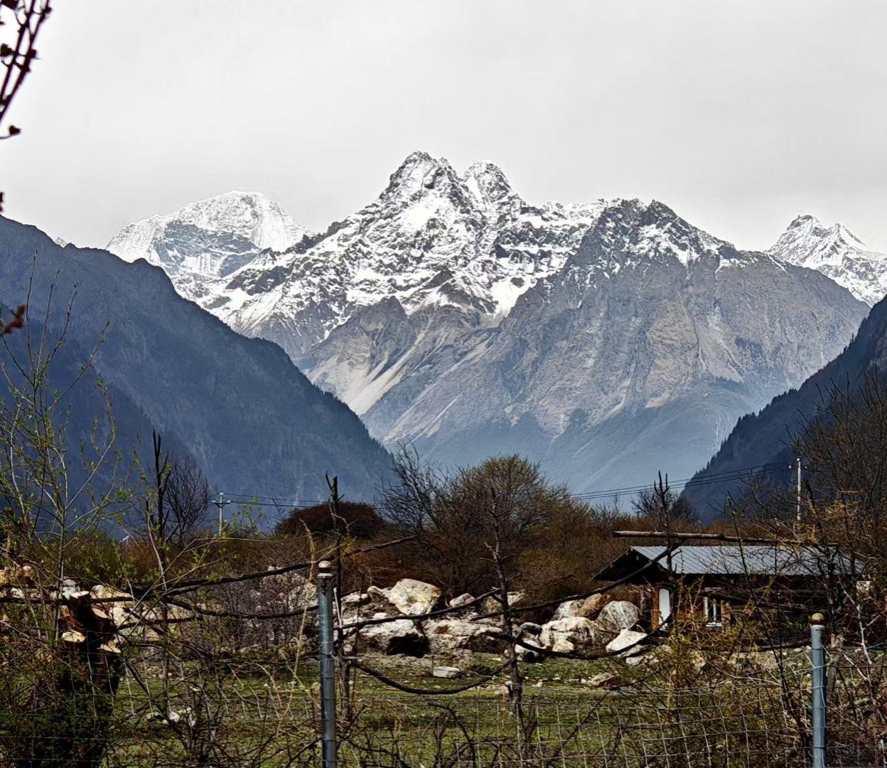 远山藏风雪，山野藏温柔，一屋一山一清净，不问世事，只守心安。抬头皆是雪山美景，慢