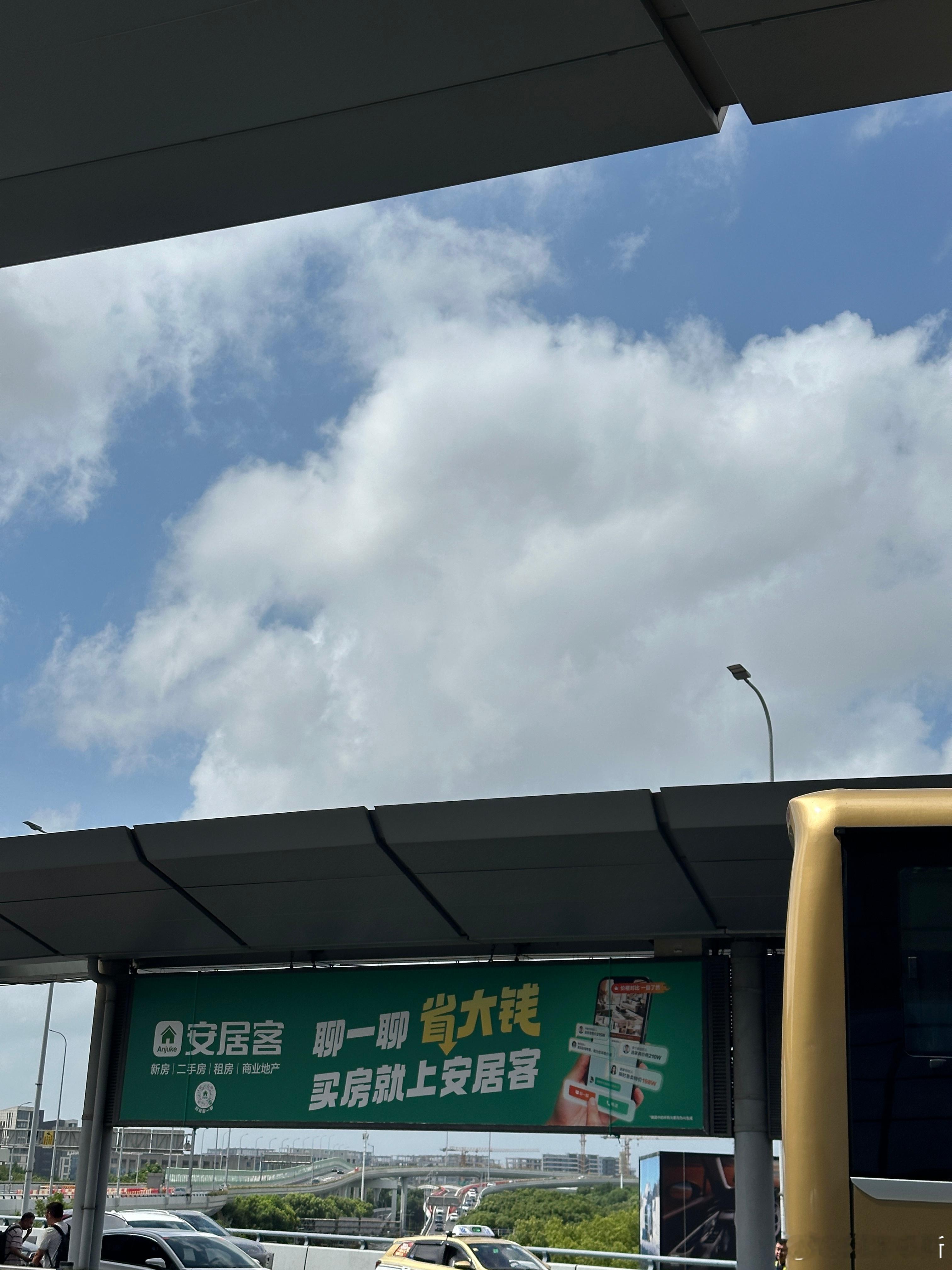 台风巴威位置上海的风已经挂起来了！！！还没下雨速速回家！ 上海·上海虹桥国际机场