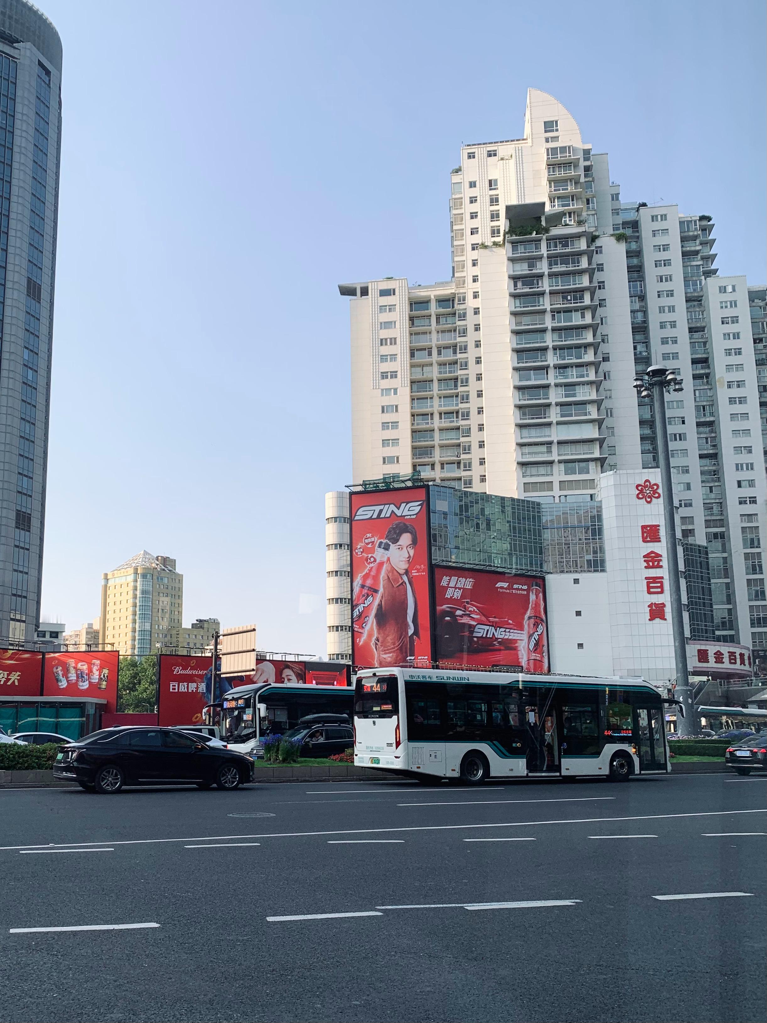 路上看到好大一个周哥F1 上海·美罗城