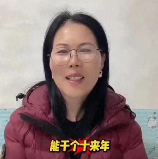 保姆小杨阿姨硬刚网友，至少还能给汪小菲家做10年。
 
兰姐说是在等签证，马筱梅