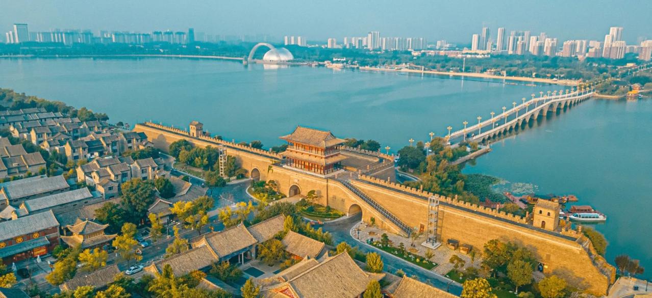 《东昌古城·时光桥》
青砖垛口把目光架成弓
二十一世纪桥正流淌
金属的光在湖面织