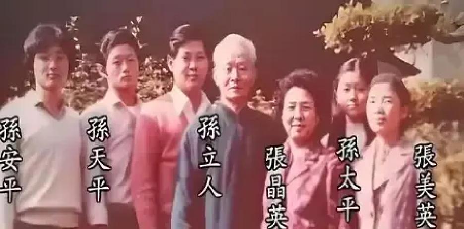 1951年，张晶英因无法生育，就主动把家中护士张美英送上了孙立人的床，孙立人起初