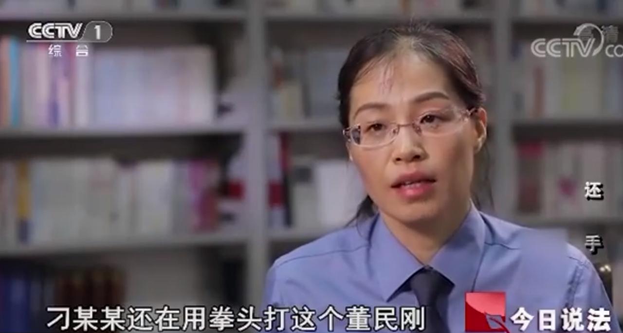 女子接到情夫电话，没去见他，半夜，情夫竟翻墙进来，要女子发生关系，还让丈夫跪下写
