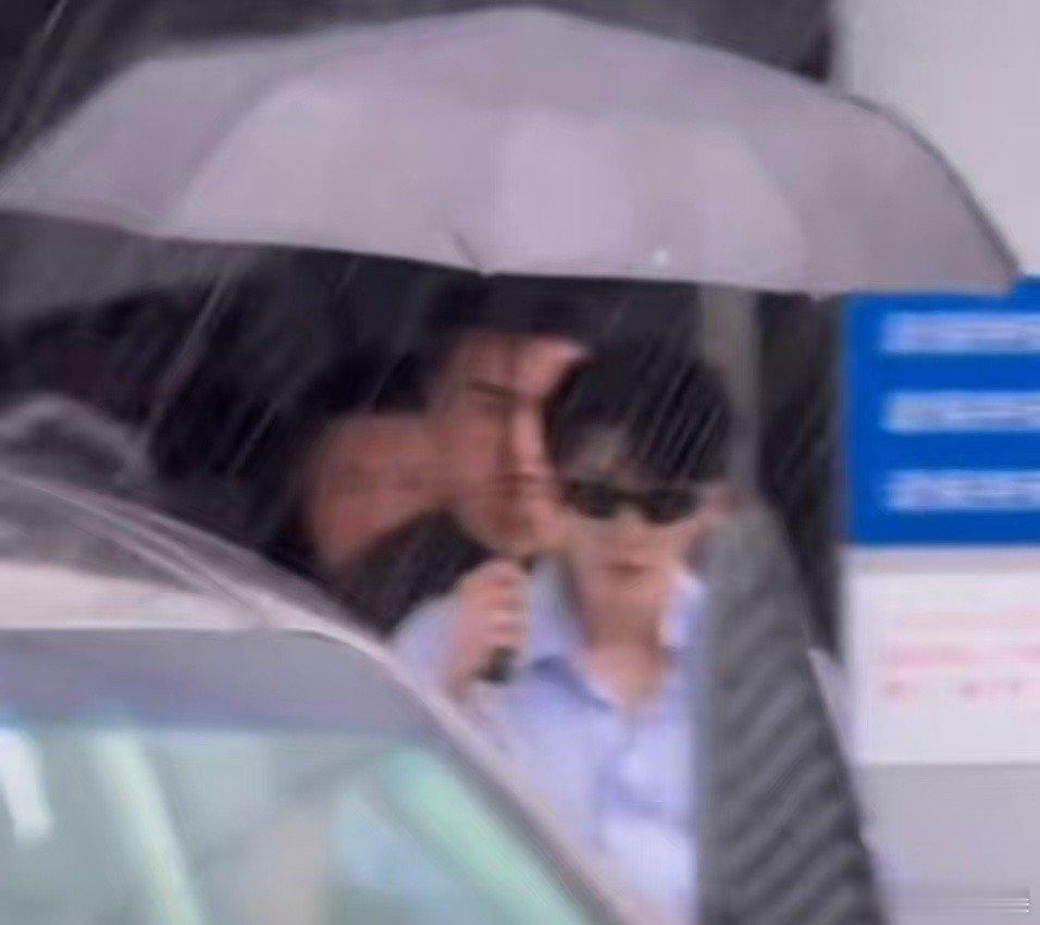 檀健次好六雨中上班檀健次撑伞上班檀健次好六雨中上班，哇塞，[送花花][送花花] 