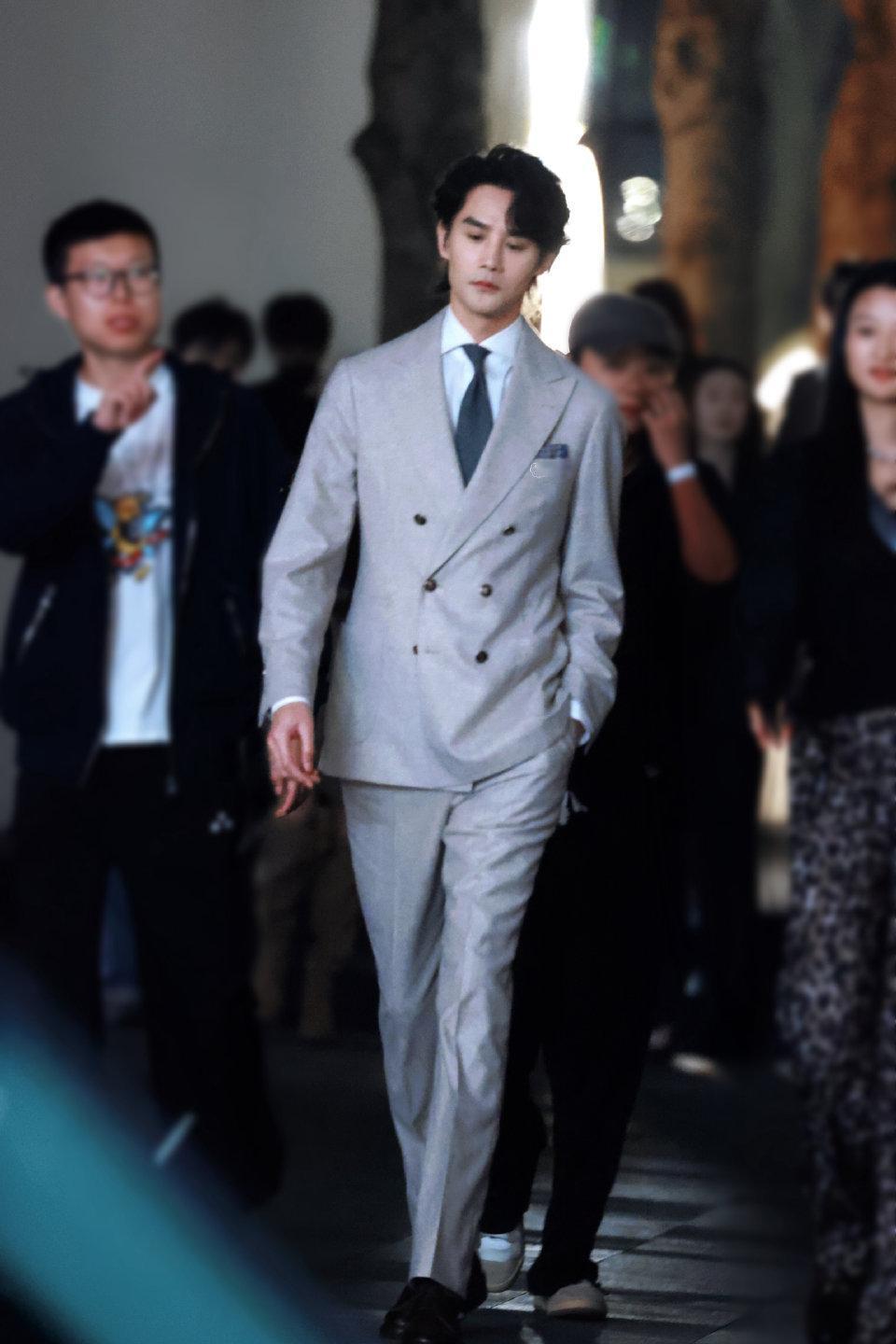 谁被王凯的“剧里剧外双杀”戳中，镜头怼脸扛住满格帅气，久未露面的状态像在剧组叠了