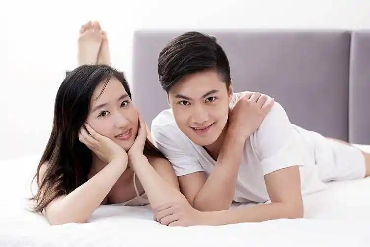 性学家说：
"人到中年，
如果再碰上心动的人，
记得连朋友都别做，
离得远远的，