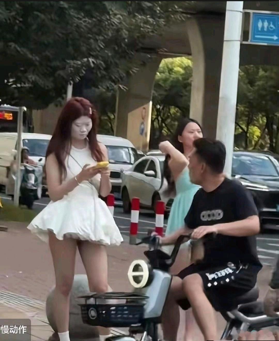 她是怎么做到顶着一张化妆画成这样的脸出门的 ​​​
