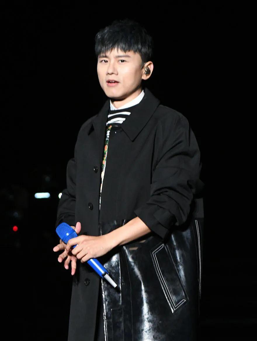 张杰拒绝各大卫视邀约，在老家成都举办了“跨年演唱会”。就连湖南卫视的跨年晚会都没