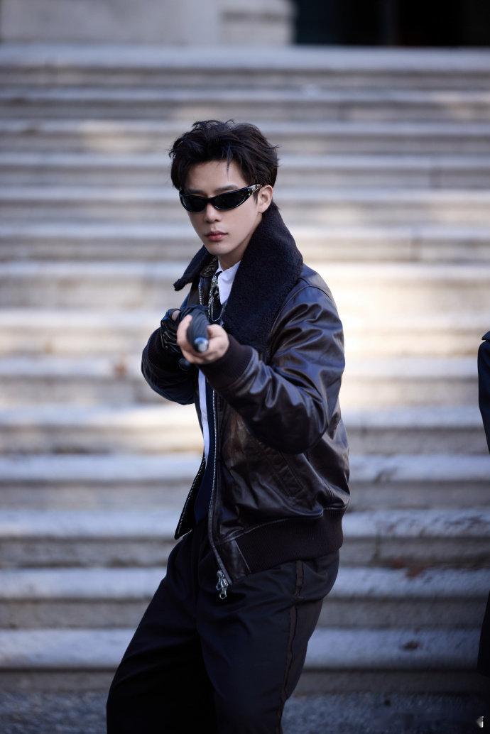 王安宇差点被自己笑声绊倒王安宇这笑声是自带攻击技能吗，自己先笑劈叉了，腿还试图紧