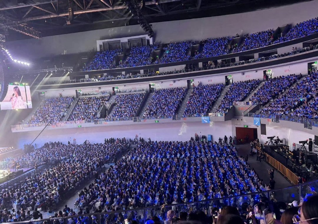 白鹿音乐会上座率万人场馆座无虚席，是观众对诚意舞台最好的认可。白鹿十周年音乐会选