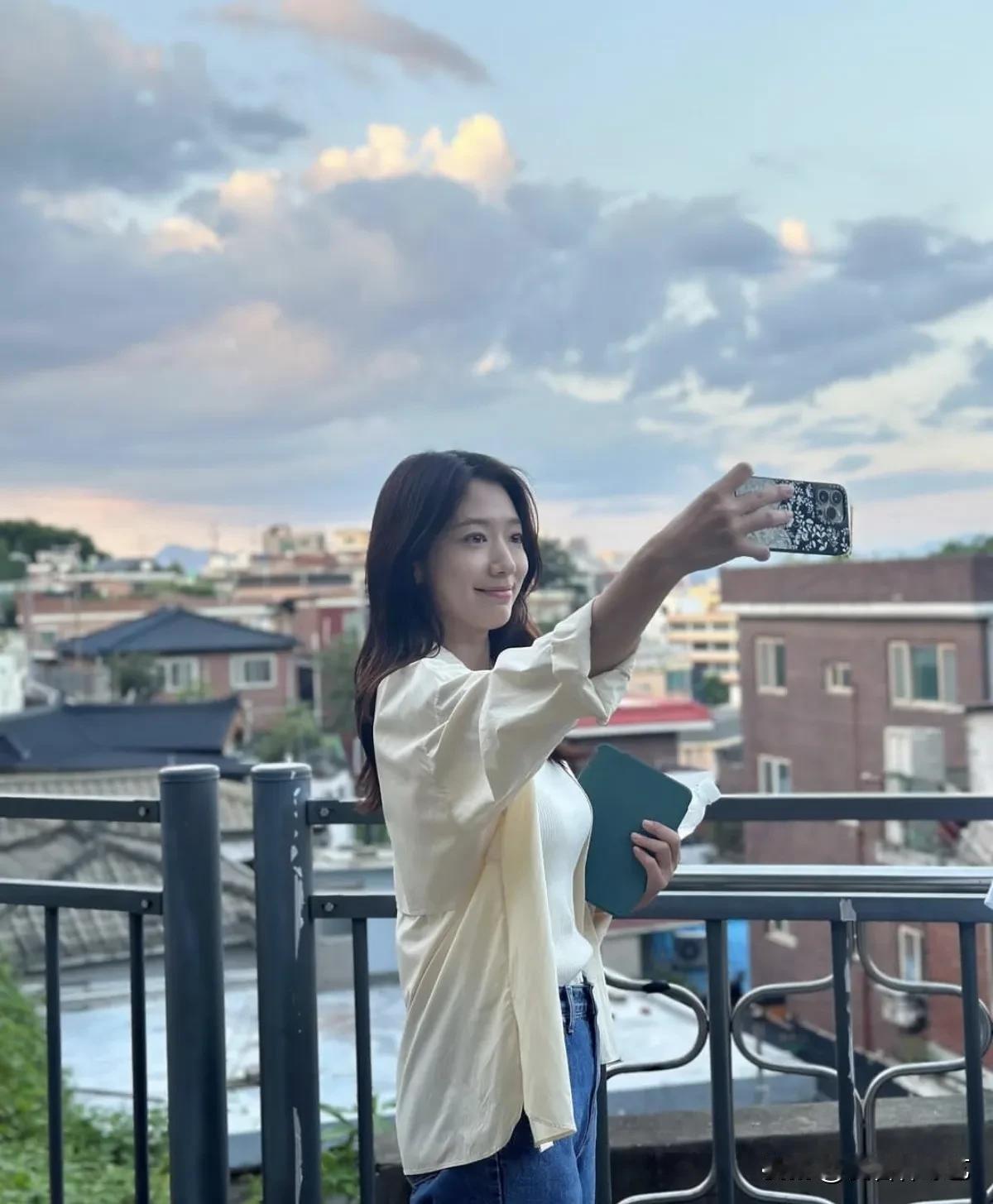 17日，演员朴信惠在自己的Instagram上上传了多张照片。公开的照片中，朴信