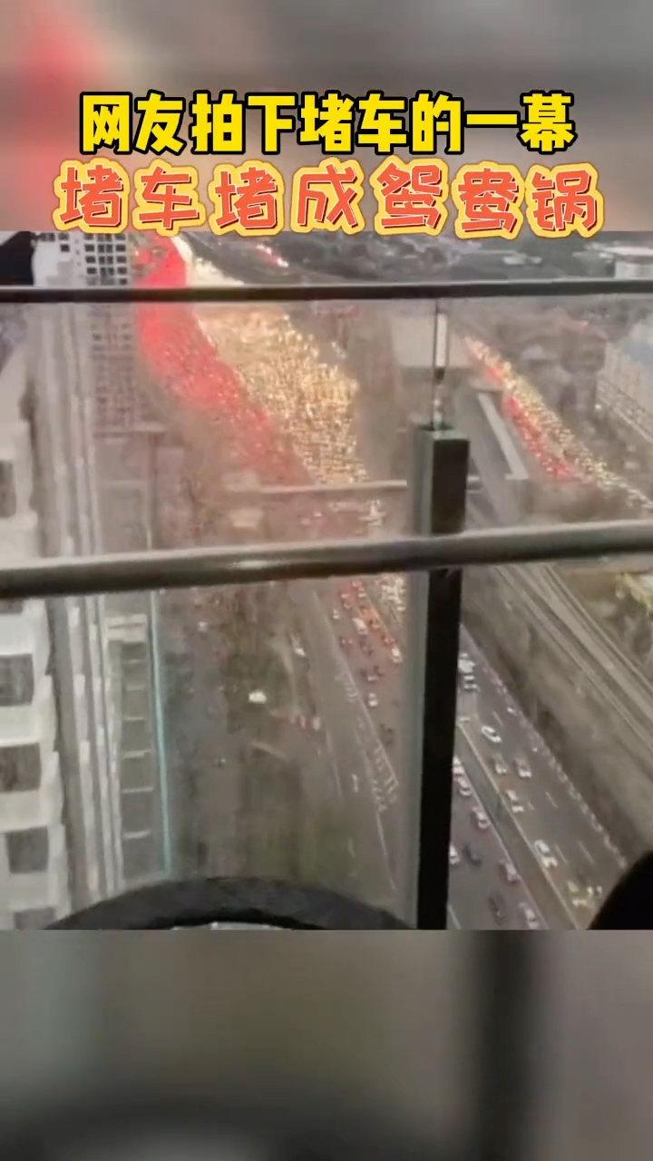 国庆假期，自驾出行成了很多人的选择。据统计，自驾出行预计达18.7亿人次，占出行