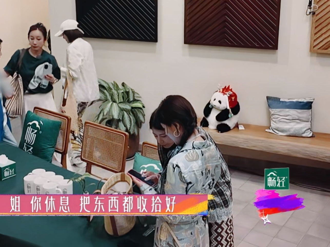 太角落里了，以前都不会注意到zzy有不懂的问刘涛，刘涛会拿过手机很耐心的一起研究