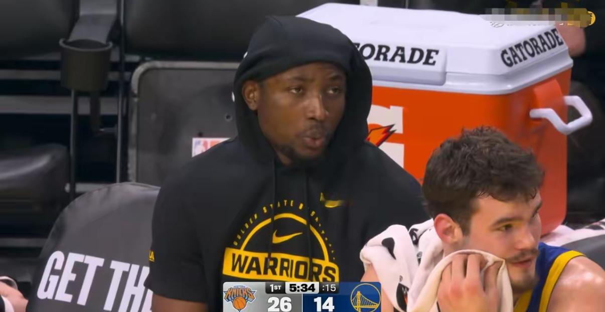 勇士大将库明加真是太悠哉了！在今天勇士主场迎战尼克斯的比赛中，当时比赛进行到了第