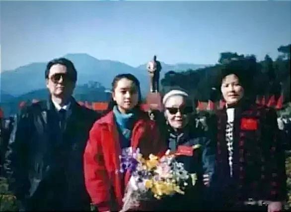 毛远新刑满释放，52岁毛远新和妈妈朱旦华，妻子全秀凤，女儿李莉回到了韶山老家。