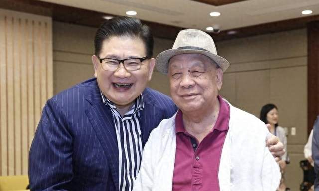 原来她是曹可凡母亲，职业受人尊敬，难怪儿子是上海最优秀的主持