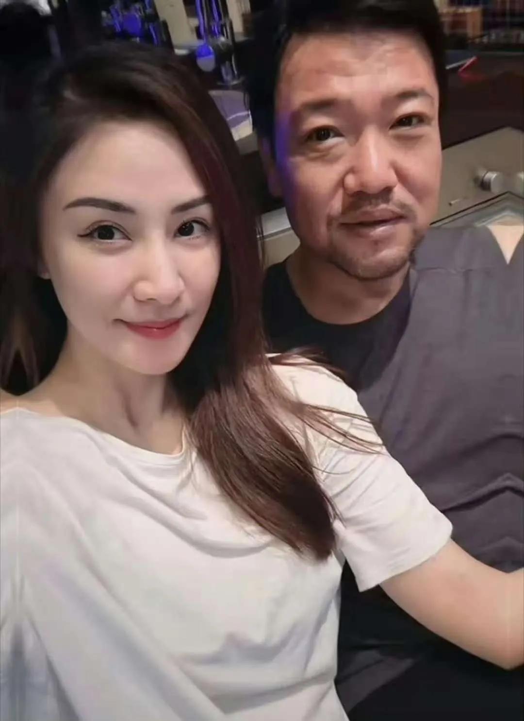 想不到贾冰瘦成这样！
一开始大家还以为他得了什么病，
瘦得都有点脱相了，
后来才