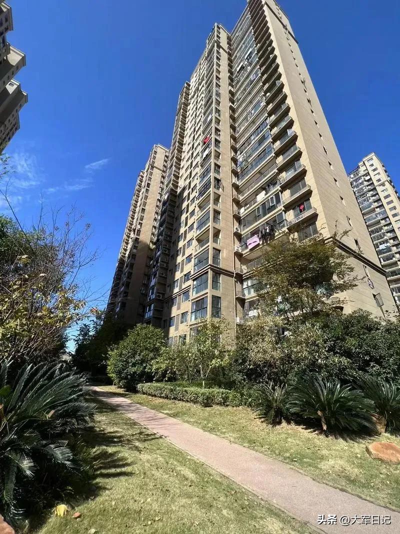 真奇怪！手里好几套房，宁愿空着也不出租，我以前笑他傻，现在才懂
 
身边有个同事